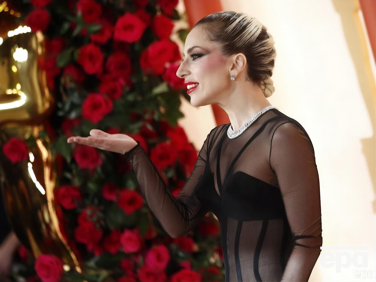 Леди Гага, услышав характерный звук, обернулась, а затем поспешила на помощь фотографу