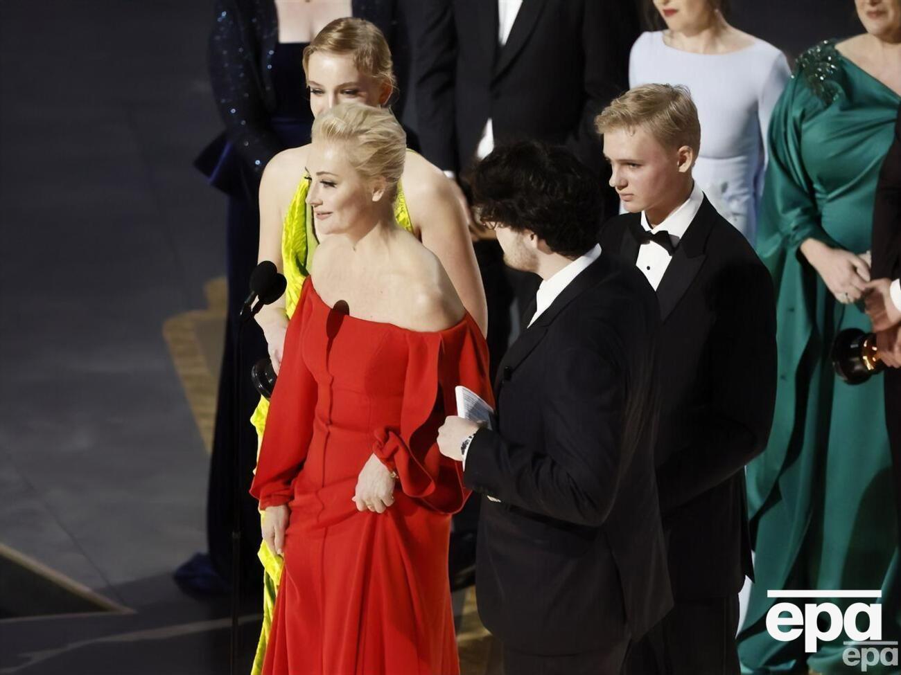 Семья Навального вышла на награждение вместе с режиссером