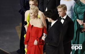 Семья Навального вышла на награждение вместе с режиссером