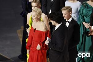 Семья Навального вышла на награждение вместе с режиссером