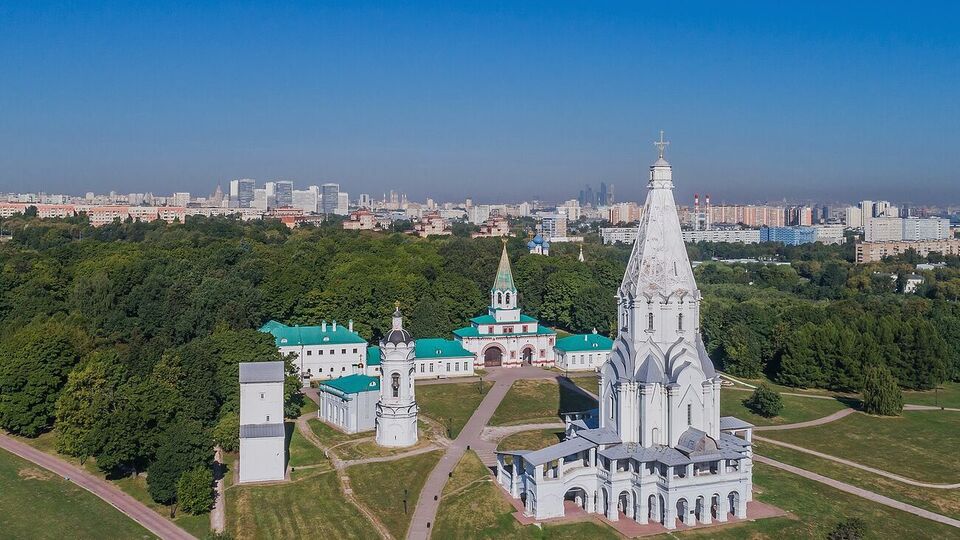 Россияне вырубили двухкилометровую полосу леса возле церкви в московском Коломенском