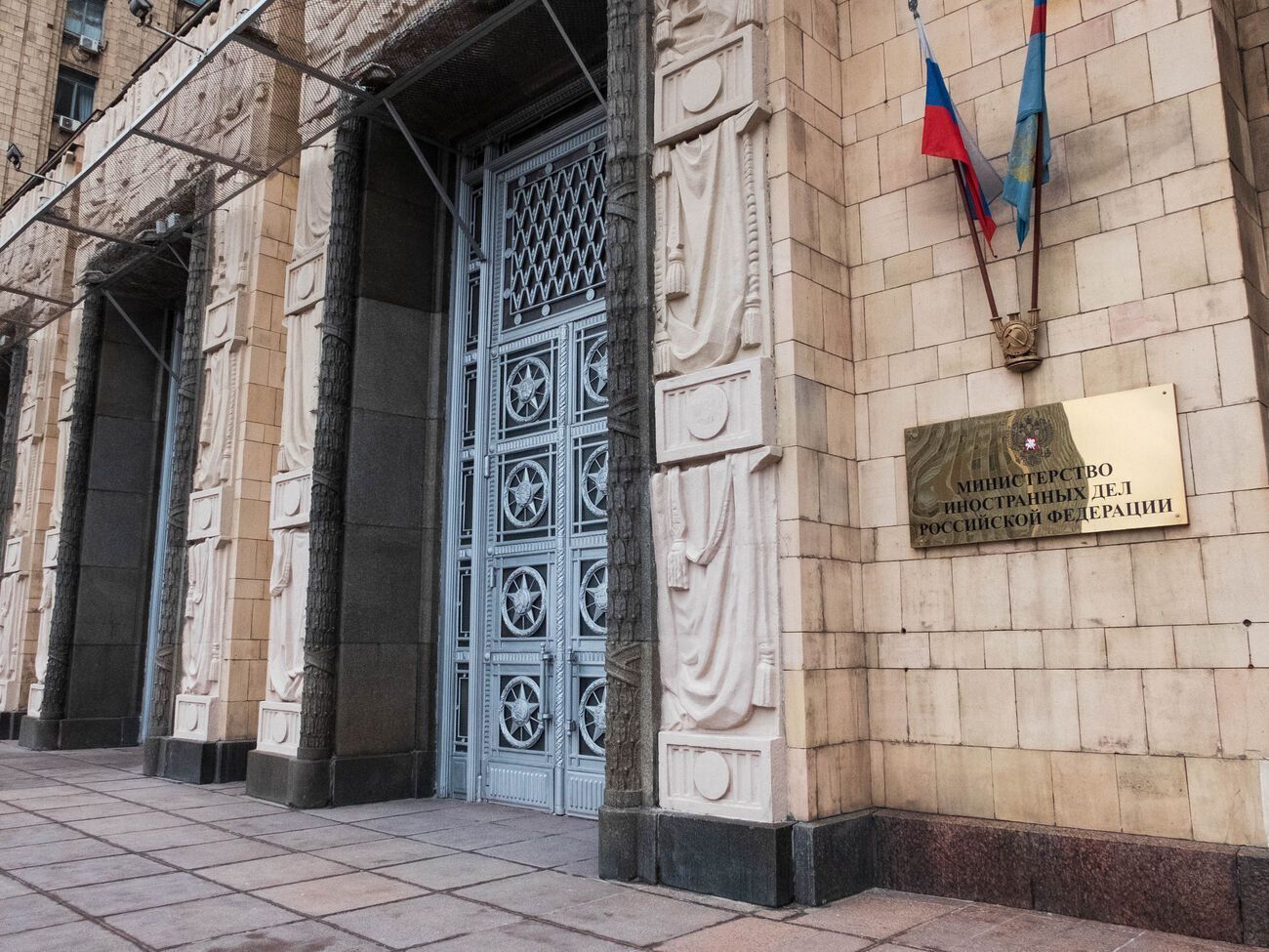 Россия отправила в Сербию некоторых сотрудников дипмиссий, которых выслали страны ЕС, говорится в расследовании