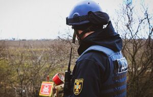 Травмованих рятувальників госпіталізували, вони перебувають у стані середньої тяжкості, зазначили у Херсонській ОВА