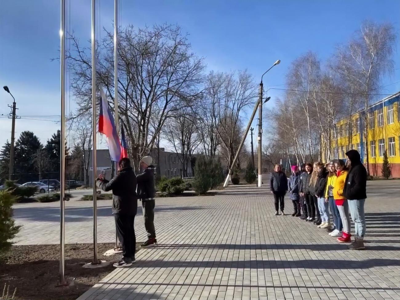 На оккупированных территориях ряд педагогов распространяет российскую пропаганду в школах, говорят в СБУ
