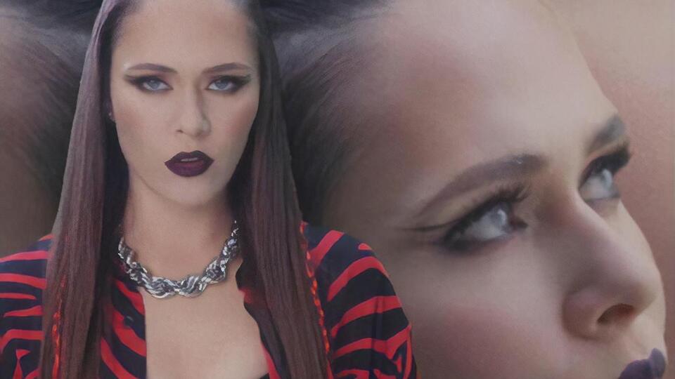 Фронтвумен The Hardkiss Санина в ролике исполняет песню на фоне собственного изображения