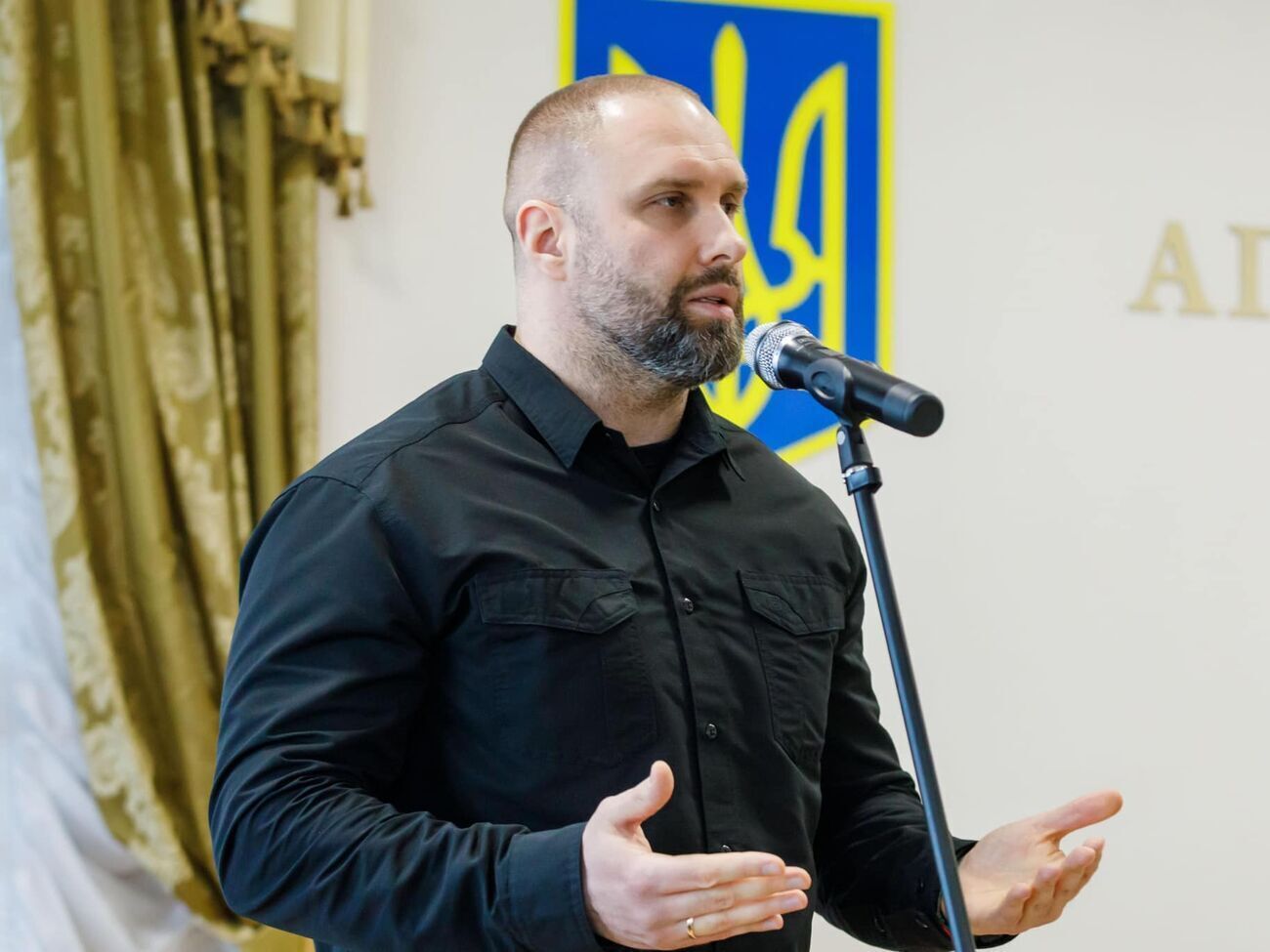 По словам Синегубова, женщина находилась в автомобиле, в который попал снаряд