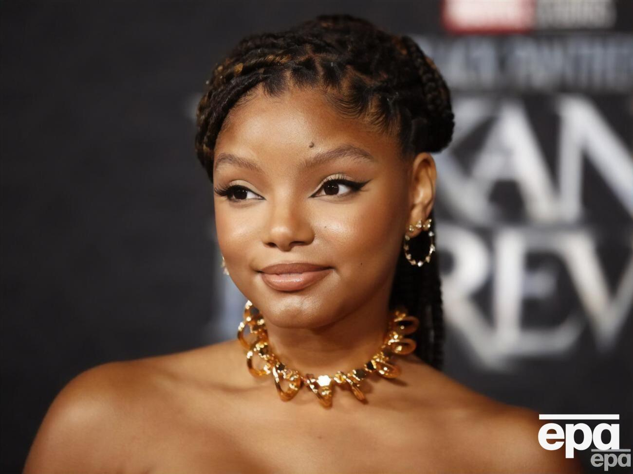 Коли стало відомо, що Бейлі зіграє роль Аріель, користувачі мережі були обурені