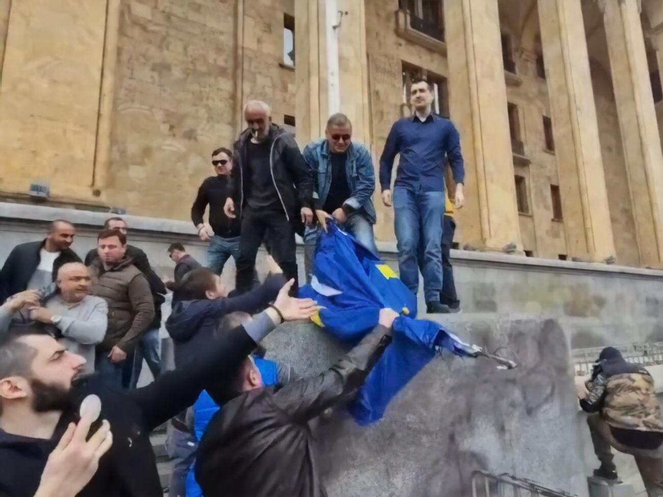 Мітингувальники зірвали прапор Євросоюзу