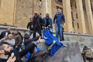 Митингующие сорвали флаг Евросоюза