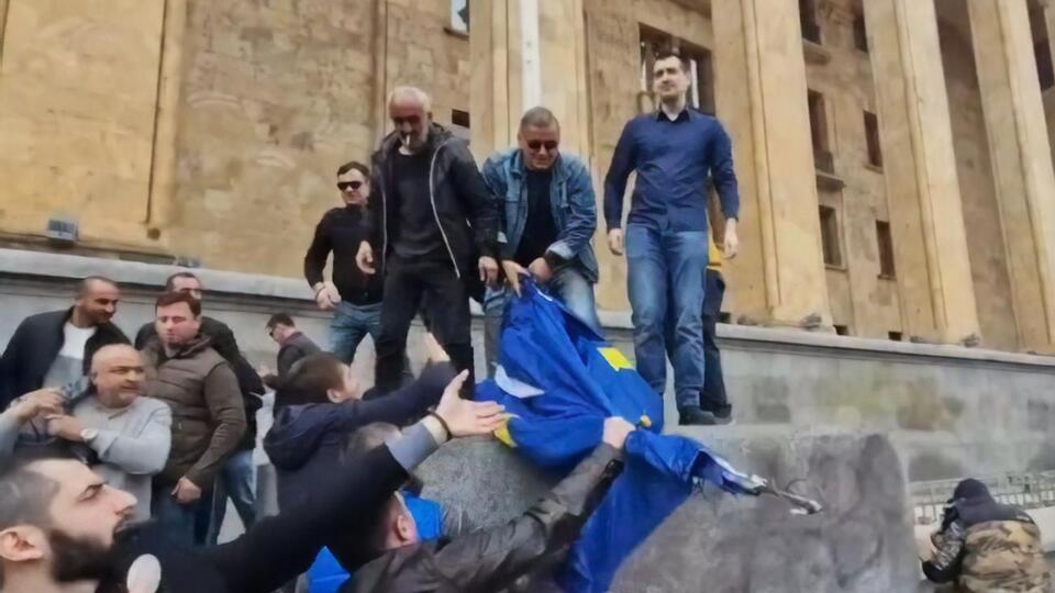 Мітингувальники зірвали прапор Євросоюзу