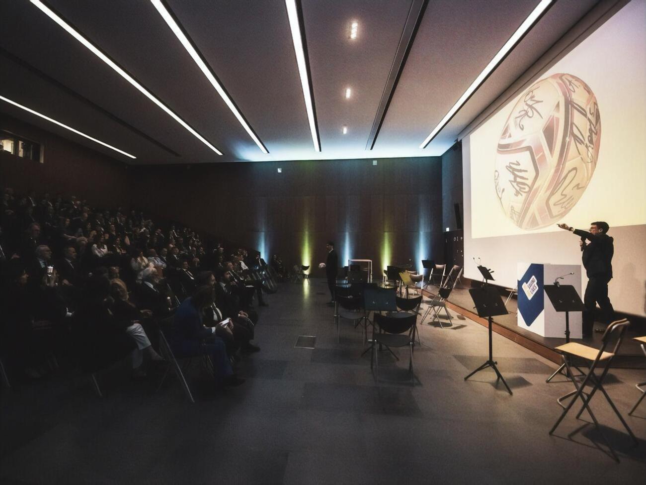 Авторская кухня от Клопотенко и флаг со Змеиного: проект "Спасаем жизнь" провел благотворительный аукцион для программы протезирования украинцев