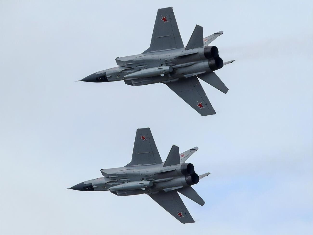 О 13.00, 14.30 і 16.30 повітряні тривоги в Україні оголошували через злітання російського винищувача МіГ-31К, який є носієм ракет "Кинджал", зазначило командування ПС ЗСУ