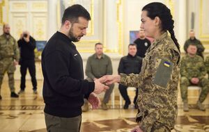 Михайлова (справа) передала Зеленскому боевой шеврон Да Винчи, с которым он воевал и именно с ним был в момент гибели, отметили в ОПУ