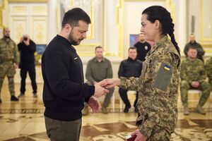 Михайлова (справа) передала Зеленскому боевой шеврон Да Винчи, с которым он воевал и именно с ним был в момент гибели, отметили в ОПУ