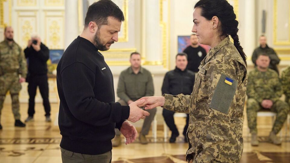 Михайлова (праворуч) передала Зеленському бойовий шеврон Да Вінчі, з яким він воював і саме з ним був у момент загибелі, зазначили в ОПУ
