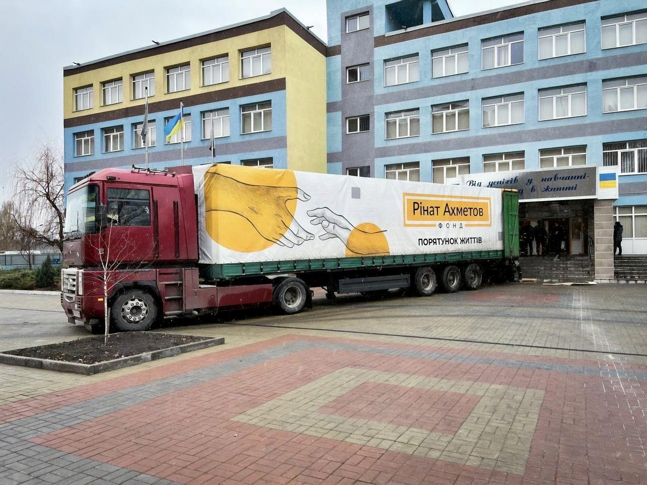 Загалом від початку повномасштабної війни Фонд Ріната Ахметова передав понад пів мільйона продуктових наборів жителям 22 областей України