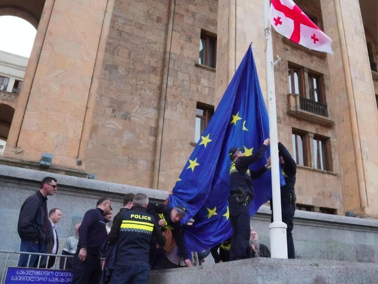 В парламенте Грузии осудили действия людей, надругавшихся над флагом ЕС