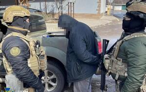 Работники СБУ задержали подозреваемого и нашли схрон со взрывчаткой, которую он собирался использовать для покушений на украинских военных