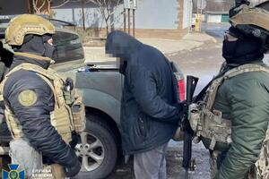 Работники СБУ задержали подозреваемого и нашли схрон со взрывчаткой, которую он собирался использовать для покушений на украинских военных