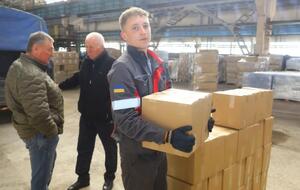 Набори формують у запорізькому гуманітарному хабі "Метінвесту", який працює на базі комбінату "Запоріжсталь"