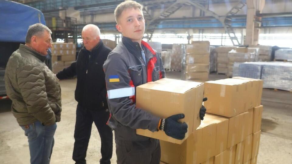 Наборы формируют в запорожском гуманитарном хабе "Метинвеста", который работает на базе комбината "Запорожсталь"