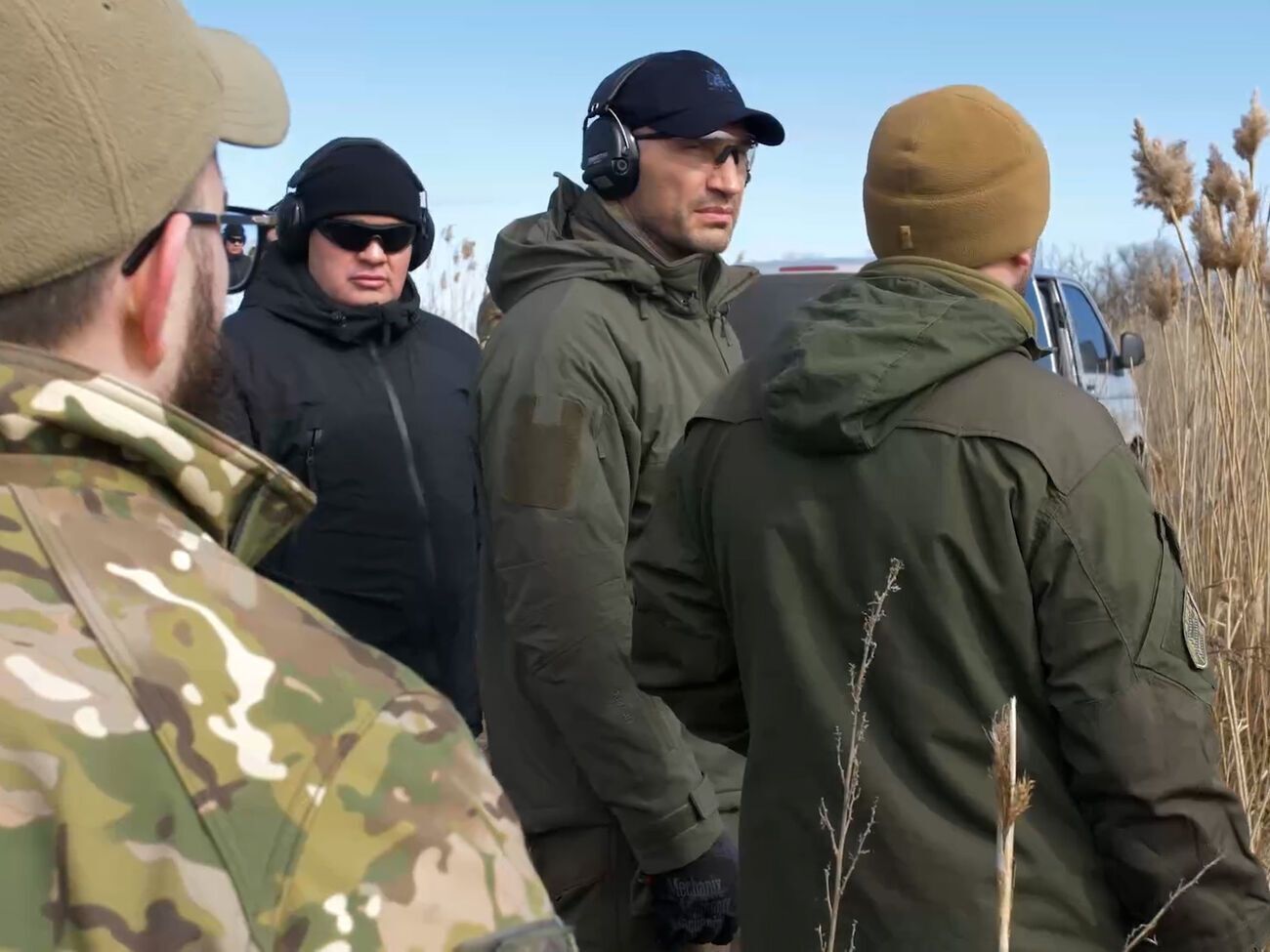 Брат мэра Киева Виталия Кличко, украинский боксер Владимир Кличко поблагодарил воинов за мужество и пожелал победы