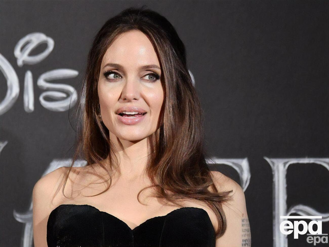 Джоли периодически экспериментирует с длиной и оттенком волос