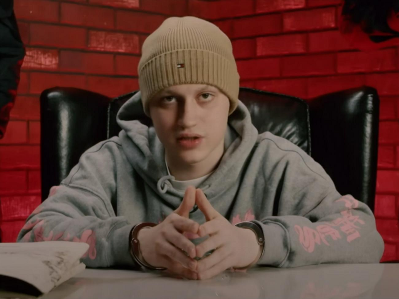 Некоглай рассказал, как его избивали и пытались "посадить на бутылку" чеченцы в отделе полиции в Москве