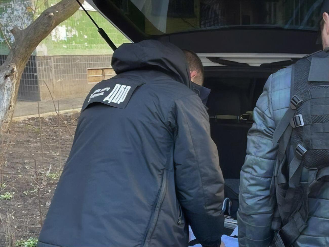За даними ДБР, пограбуванням і вимаганням займалися двоє чинних і один колишній правоохоронець