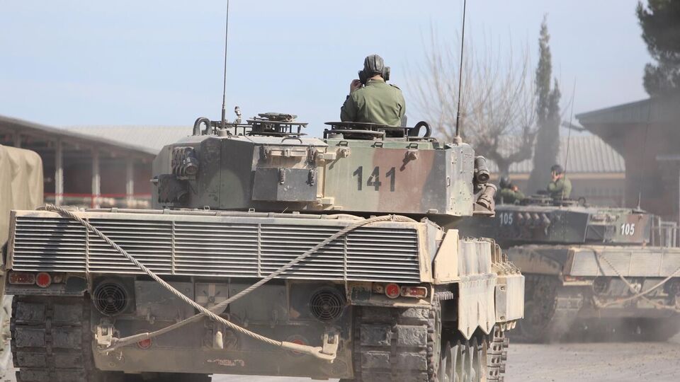 В Испании завершилась подготовка 55 украинских военнослужащих, которые войдут в состав экипажа и ремонтной бригады танков Leopard 2A4, отметила Роблес