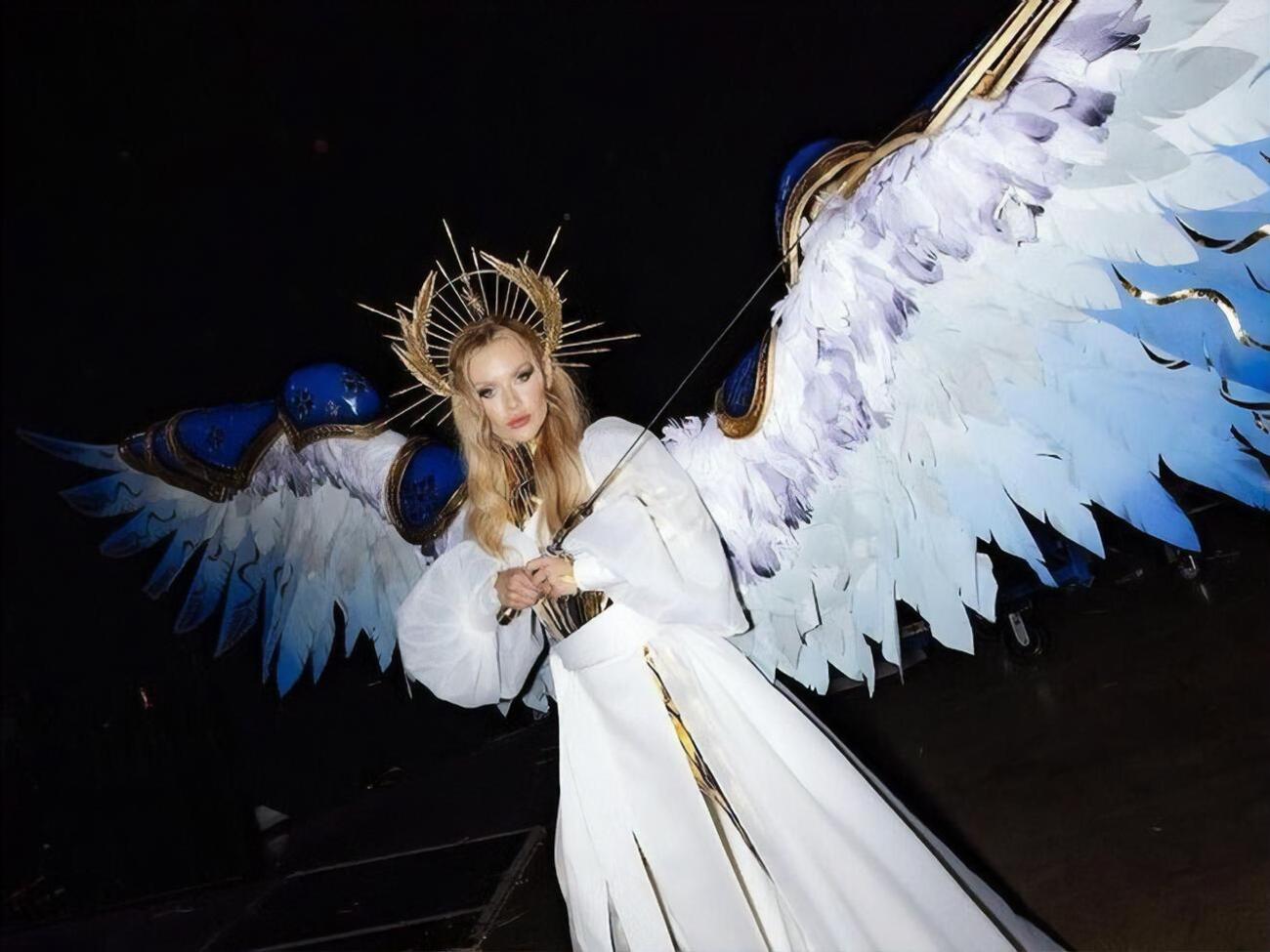 Апанасенко:&nbsp;Создавая этот костюм, мы хотели воплотить идею о том, что война не может сломить нашу силу и обесцветить наши сердца