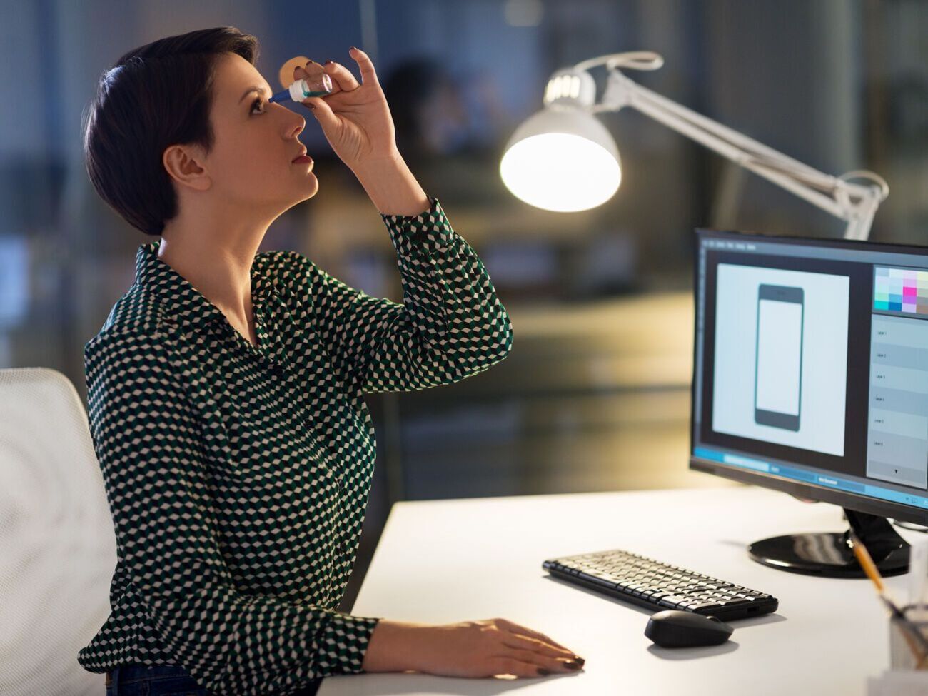 Симптомом синдрома сухого глаза может быть усталость после кратковременной работы за монитором