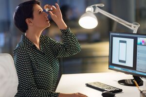 Симптомом синдрому сухого ока може бути втома після короткочасної роботи за монітором