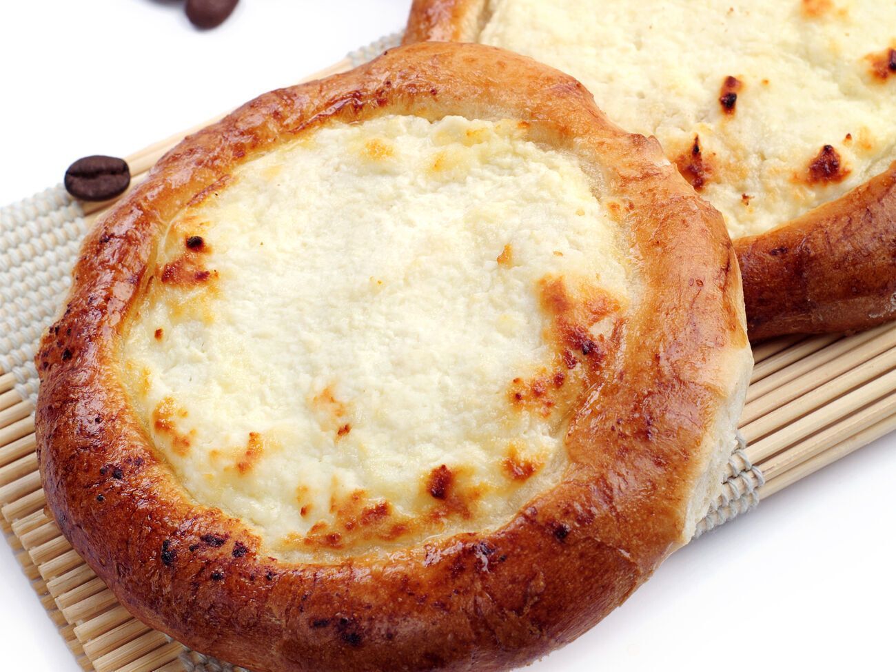 Выпекать ватрушки с творожной начинкой необходимо 30 минут при температуре&nbsp;170 &deg;С