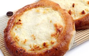 Выпекать ватрушки с творожной начинкой необходимо 30 минут при температуре 170 °С