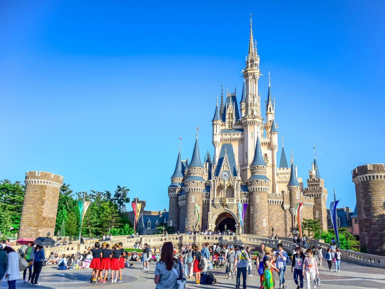 Девушки перед походом в Disneyland делают специальный маникюр, чтобы затем сфотографировать свои руки на фоне парка