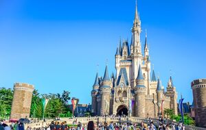 Дівчата перед походом у Діснейленд роблять спеціальний манікюр, щоб потім сфотографувати свої руки на тлі парку