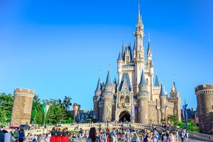 Девушки перед походом в Disneyland делают специальный маникюр, чтобы затем сфотографировать свои руки на фоне парка