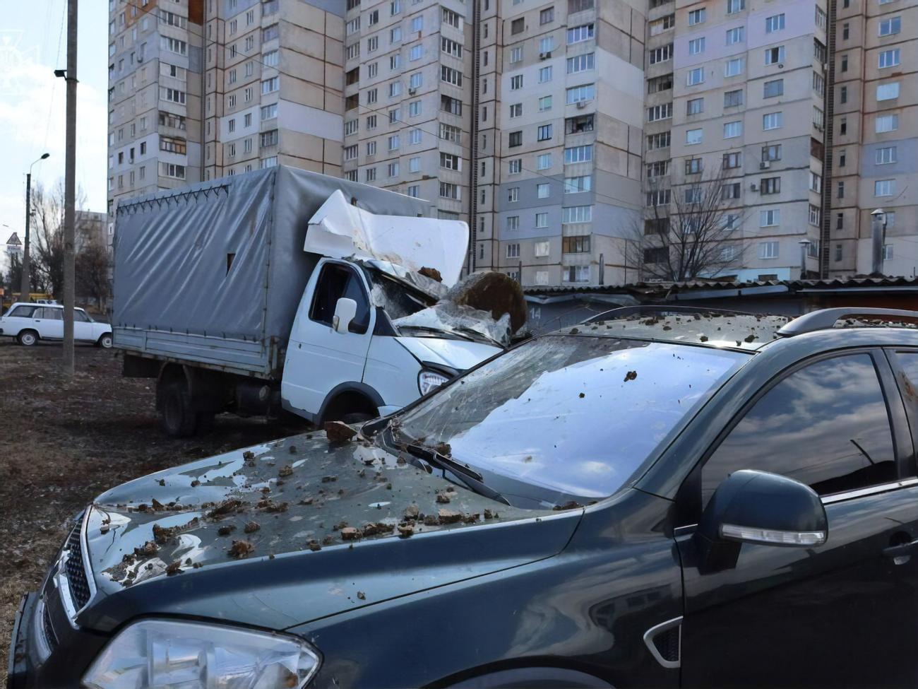 У Харкові пошкоджено освітній заклад, кілька автомобілів і вибито вікна в житловому багатоповерховому будинку