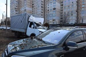 В Харькове повреждено образовательное заведение, несколько автомобилей и выбиты окна в жилом многоэтажном доме