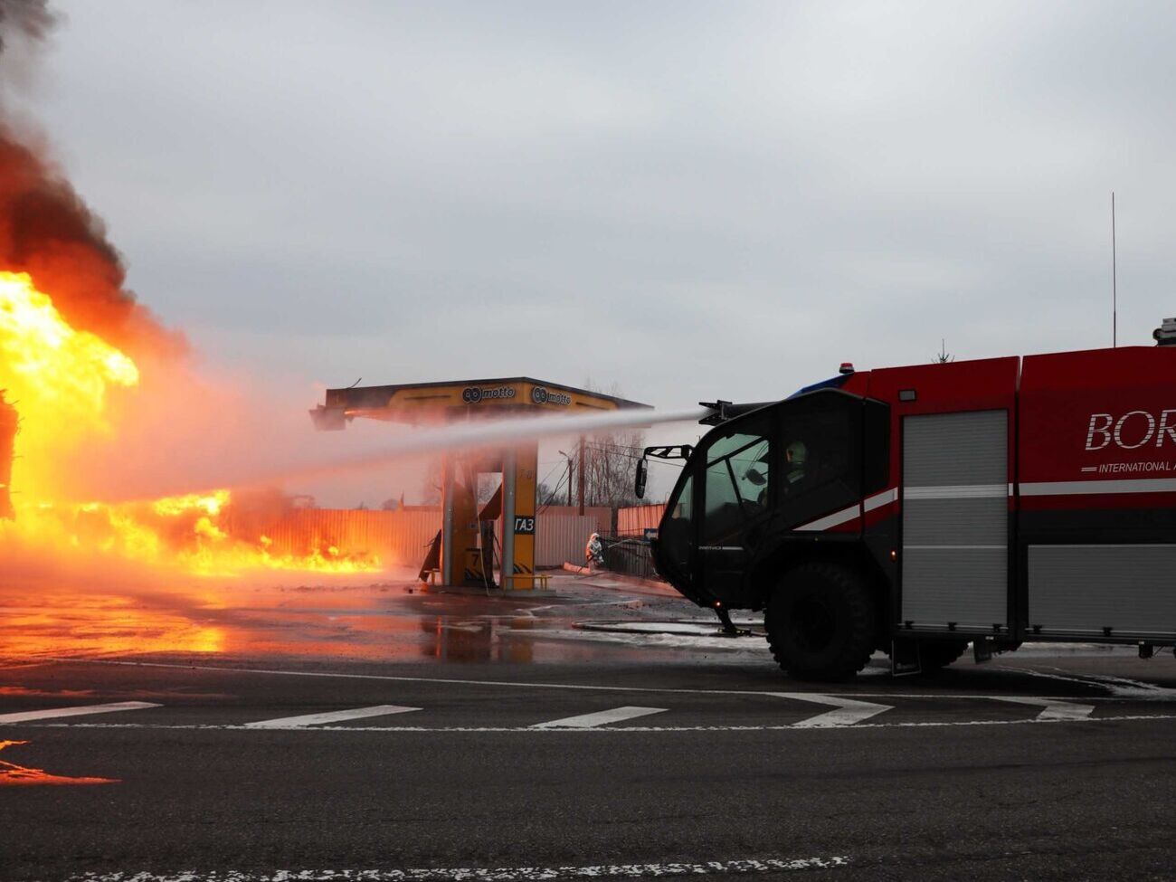 Рятувальники ліквідували пожежу на АЗС