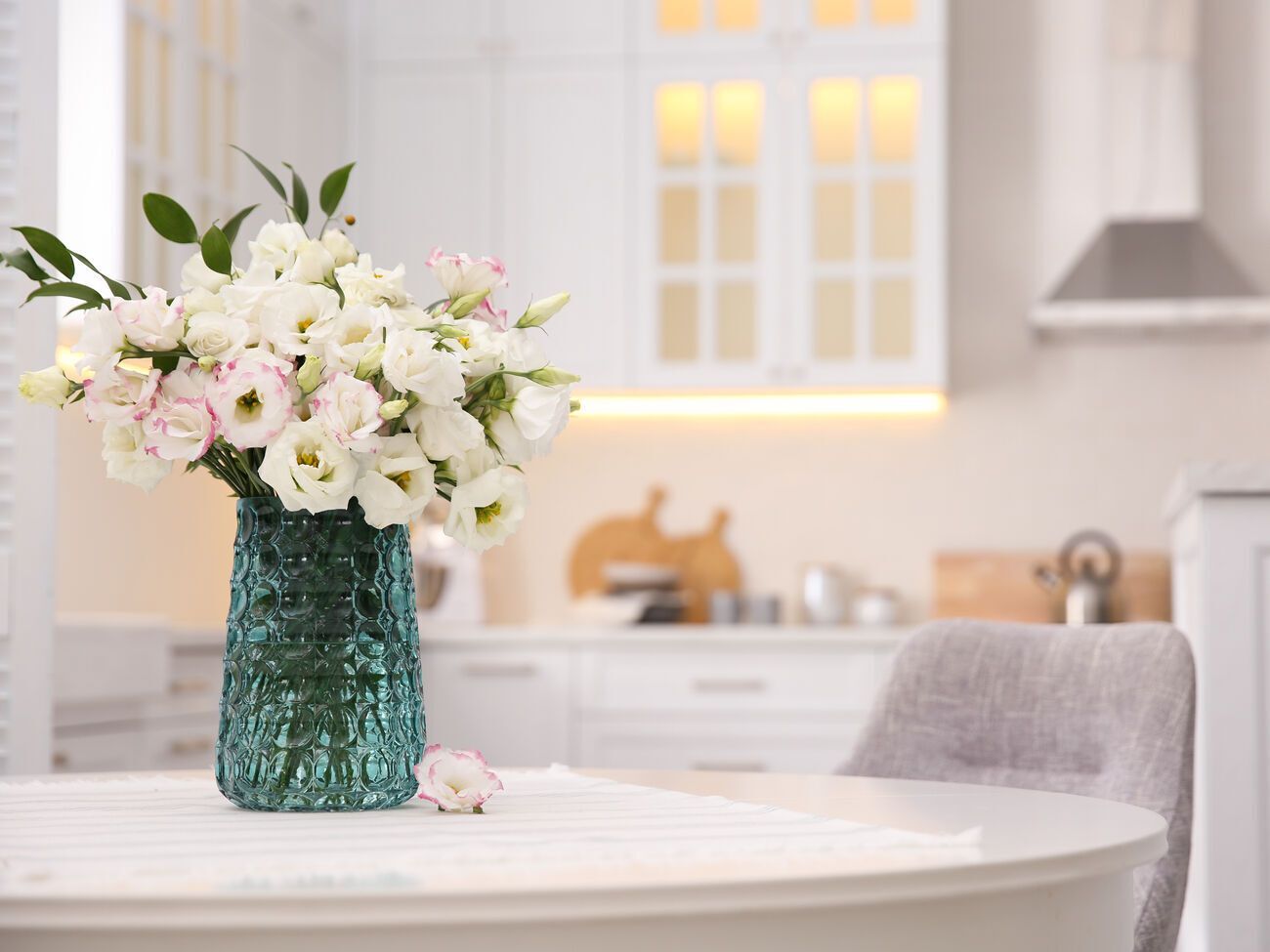 Одним из проверенных способов продлить свежесть срезанных цветов является брошенная в воду медная монета