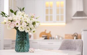 Одним из проверенных способов продлить свежесть срезанных цветов является брошенная в воду медная монета