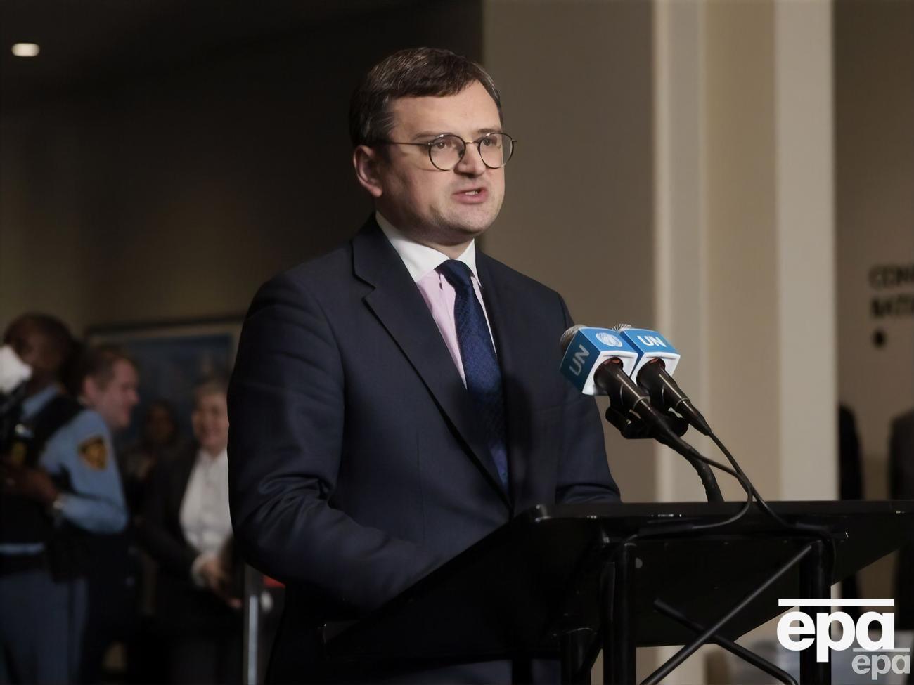 По словам Кулебы, сейчас украинские дипломаты "достают" снаряды для военных из разных стран