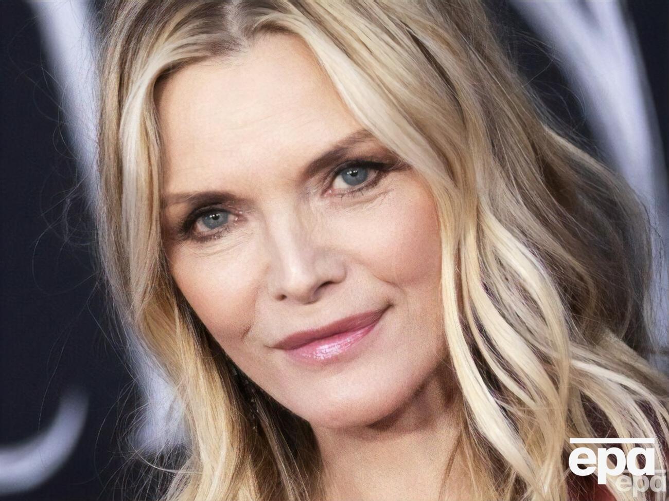 64-річна Пфайффер віддає перевагу довжині волосся до лінії плечей