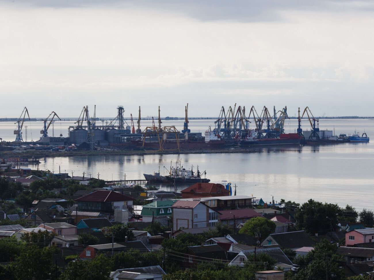 В акватории порта Бердянск отмечена транспортировка вражескими буксирами российской самоходной баржи, загруженной пшеницей, указали в Генштабе ВСУ