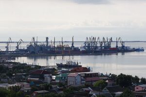 В акваторії порту Бердянськ зафіксували транспортування ворожими буксирами російської самохідної баржі, завантаженої пшеницею, зазначили у Генштабі ЗСУ