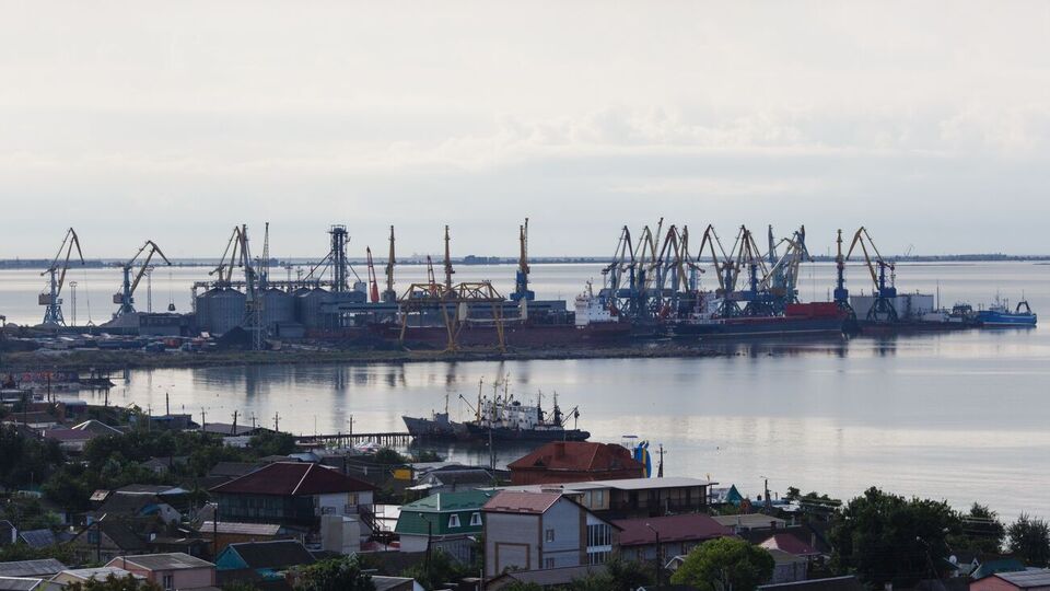 В акваторії порту Бердянськ зафіксували транспортування ворожими буксирами російської самохідної баржі, завантаженої пшеницею, зазначили у Генштабі ЗСУ