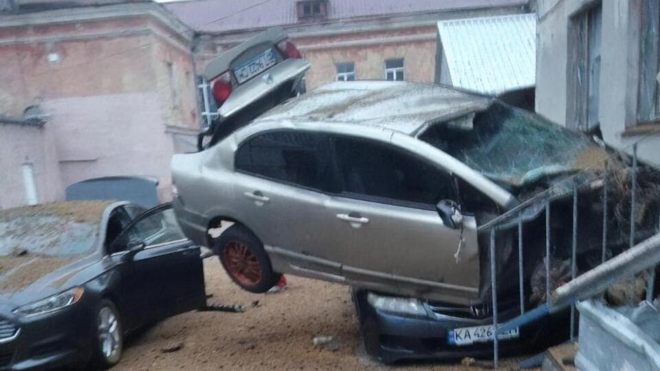 Из-за российской атаки повреждены транспортные средства и здания рядом, отметили в Херсонской ОВА