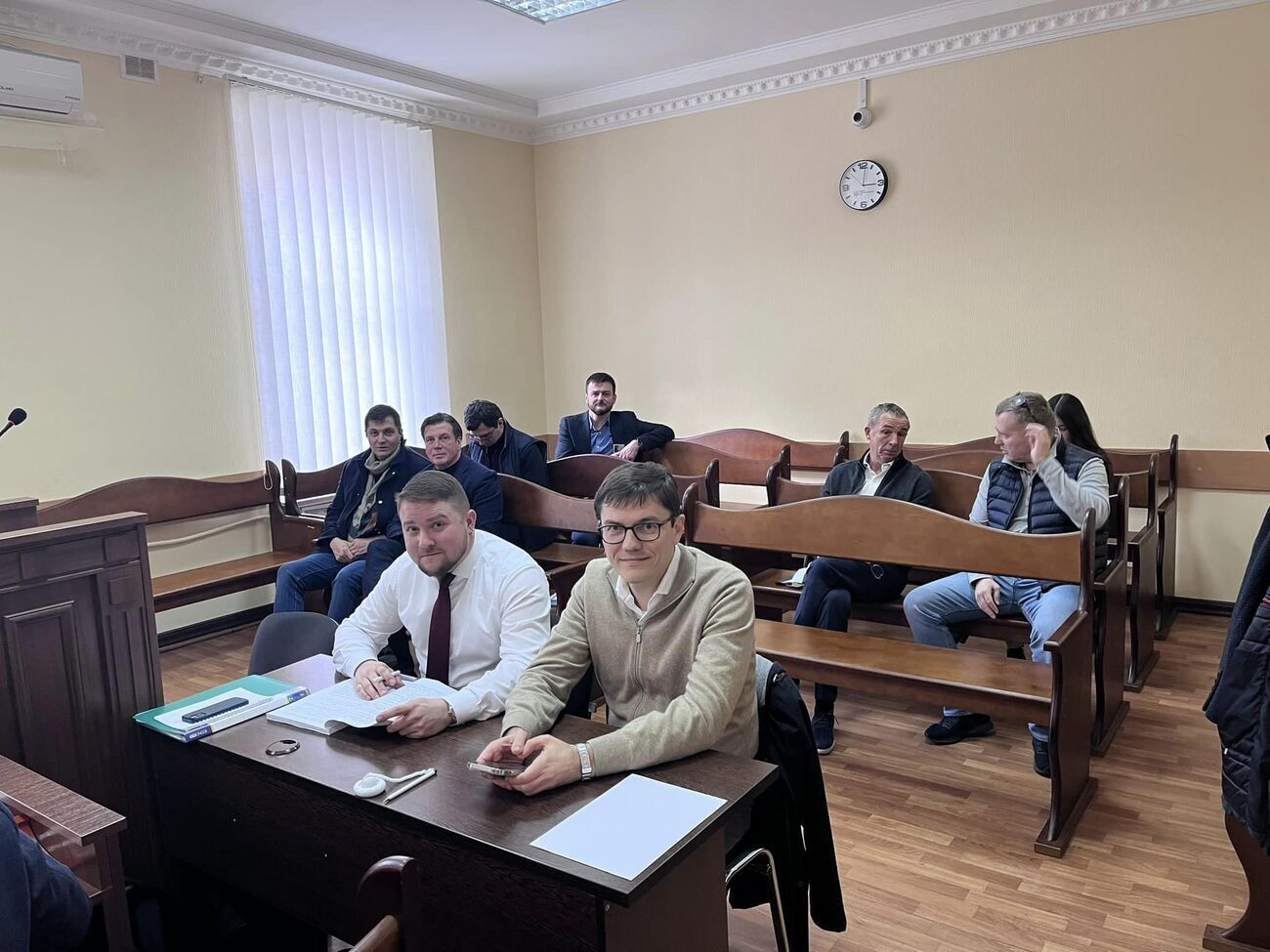 Пивоварский (справа в первом ряду) не согласен с подозрением